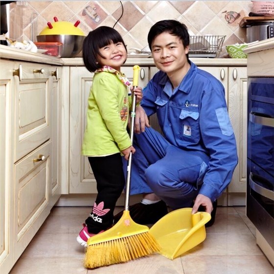 家具安裝完成后，和&ldquo;小業(yè)主&rdquo;一起清理垃圾