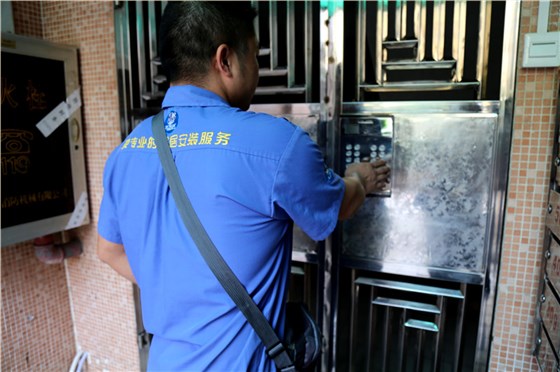 左右手安裝師傅按照和業(yè)主的約定好的時(shí)間，準(zhǔn)時(shí)來(lái)到業(yè)主家