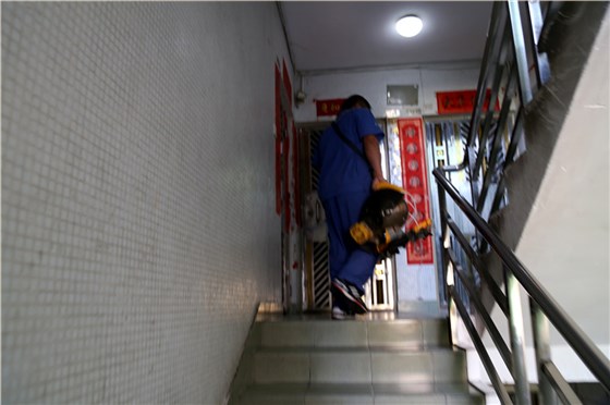 沒(méi)有電梯，家具安裝師傅扛著重重的工具爬樓梯