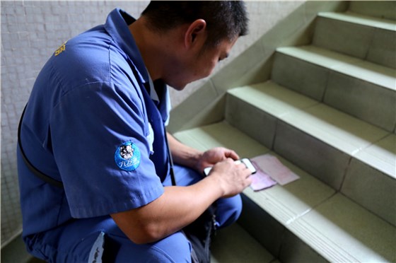 客戶還是沒(méi)有到，家具安裝謝師傅蹲在門(mén)口等，一邊等一邊處理今天要去的下一家客戶的資料