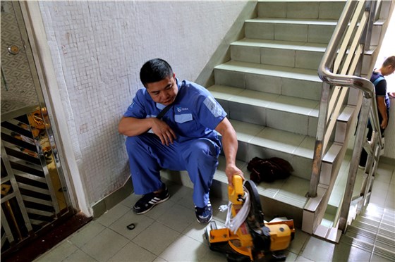 在等待的同時(shí)，家具安裝謝師傅檢查工具