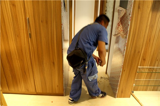 家具安裝完成后，謝師傅非常細(xì)心的清理垃圾