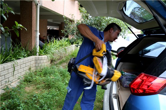 安裝師傅將工具搬上車，準(zhǔn)備去到下一個(gè)業(yè)主家