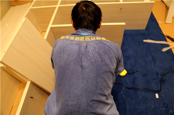 家具安裝師傅汗流浹背也不休息，只為客戶的囑托