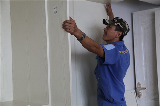 左右手家具安裝師傅為了高質(zhì)量的完成安裝，絕不能放過任何一個(gè)不足。