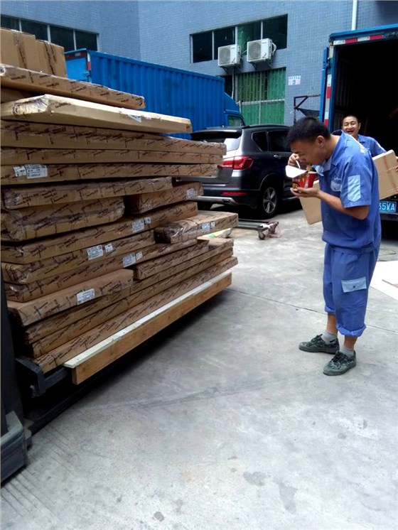 左右手家具安裝師傅為了盡快完成業(yè)主的囑托，午餐方便面解決