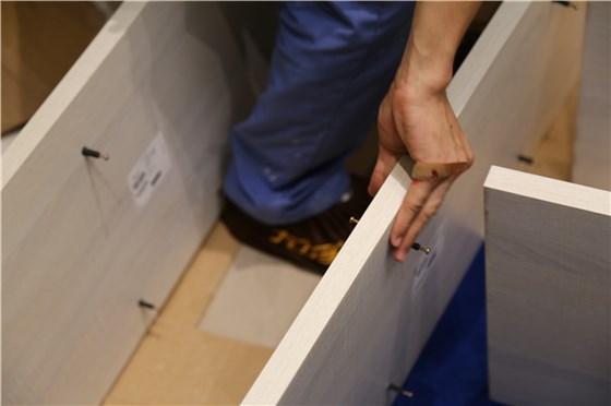 左右手家具安裝師傅磕磕碰碰常用的事情，手指受傷，繼續(xù)工作