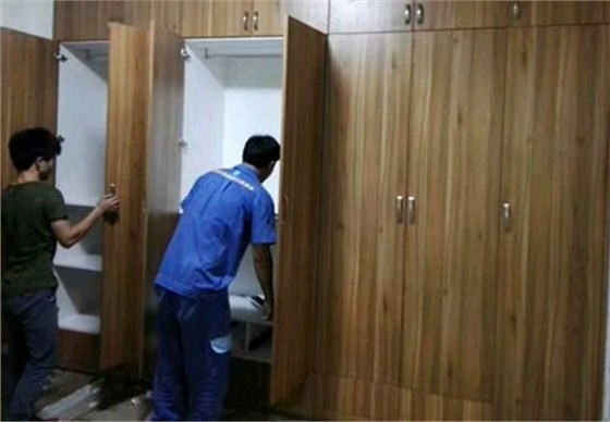 左右手家具安裝按照標(biāo)準(zhǔn)完成家具安裝，和業(yè)主一起驗(yàn)收。