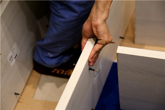 左右手家具安裝師傅為了保質(zhì)保量的完成用戶的托付，輕傷不下火線