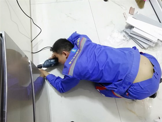 每一次安裝服務(wù)背后，都是安裝師傅們無(wú)數(shù)次的跪地而行3