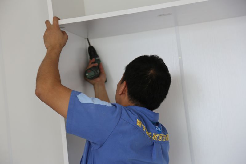 為這樣的左右手安裝師傅點(diǎn)贊，你服嗎？