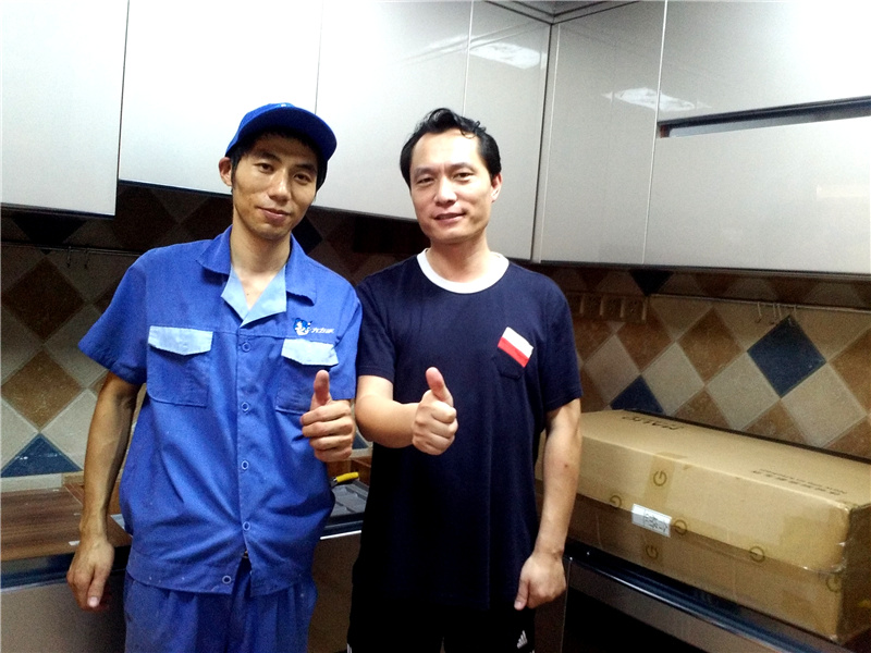 左右手家具安裝師傅與客戶留影，客戶的滿意才是我們追求的目標