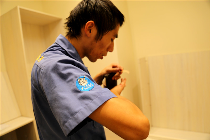 左右手家居安裝師傅手指受傷，用創(chuàng)可貼包扎