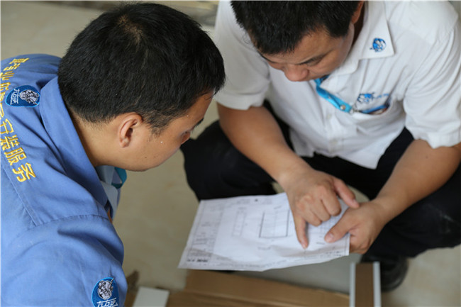 家具維修現(xiàn)場，家具維修工與管理者正在探討維修問題