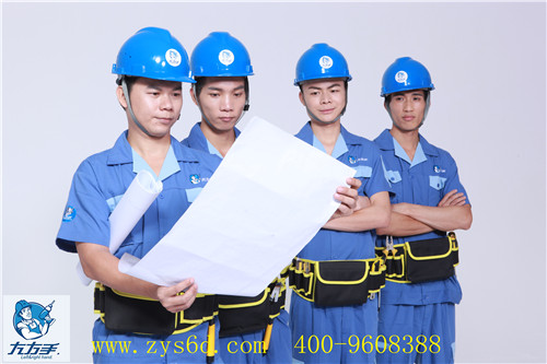 左右手櫥柜安裝團(tuán)隊的合影