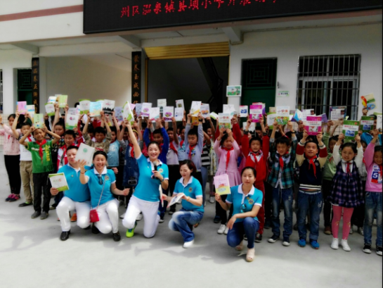 左右手家居安裝領(lǐng)導(dǎo)攜手獅子會(huì)愛心捐書活動(dòng)