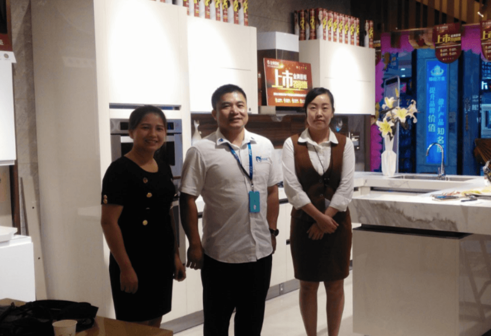 左右手合作品牌衣柜、櫥柜新店樣板驗(yàn)收