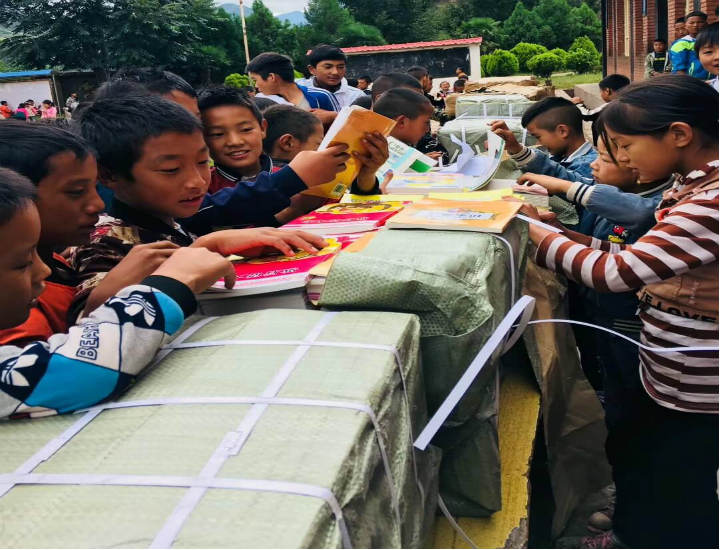 知識改變命運-左右手情系涼山，讓愛飛揚