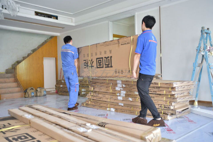 左右手家居安裝公司合作伙伴頂固敲鐘上市，定制家具上市公司再添強(qiáng)將！1