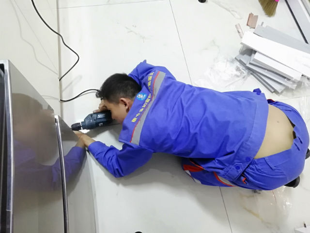 每一次安裝服務背后，都是安裝師傅們無數(shù)次的跪地而行3