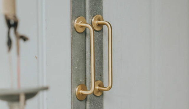 安裝衣柜門把手的正確方法，衣柜門把手安裝過程