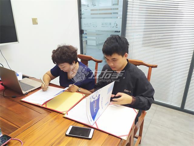 他是一個90后設(shè)計師，也是左右手第51家城市服務(wù)商