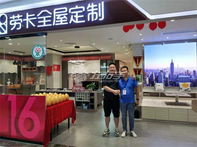 不到2年的時(shí)間，他拿下了當(dāng)?shù)厥畮讉€(gè)知名商家的訂單