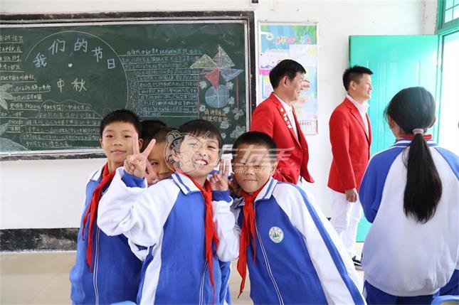 與智者為伍，與善者同行—左右手創(chuàng)始人南雄助學(xué)之行