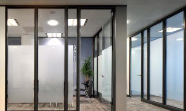 浴室磨砂玻璃隔斷：玻璃隔斷有什么優(yōu)點(diǎn)？玻璃隔斷安全系數(shù)高不高？