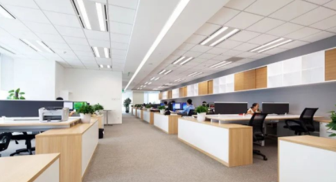 屏風(fēng)式辦公桌：屏風(fēng)辦公桌在辦公家具中的各種優(yōu)勢和特點(diǎn)