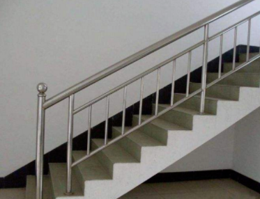 不銹鋼樓梯扶手圖片：自建房樓梯扶手用不銹鋼還是實(shí)木好？