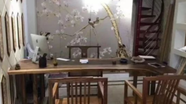 青島最新室內(nèi)裝修：室內(nèi)裝修設(shè)計用胡桃木做家具軟裝，是否可做成現(xiàn)代風新中式風格