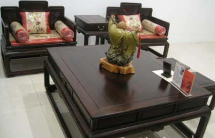 沙發(fā)清洗維修：大紅酸枝素面沙發(fā)，客廳家具不將就