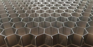 木紋鋁扣板廠家：網(wǎng)紅蜂窩鋁大板能否取代傳統(tǒng)鋁扣板？