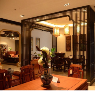 紅木家俱知識：客廳里紅木家具配什么樣的燈好？
