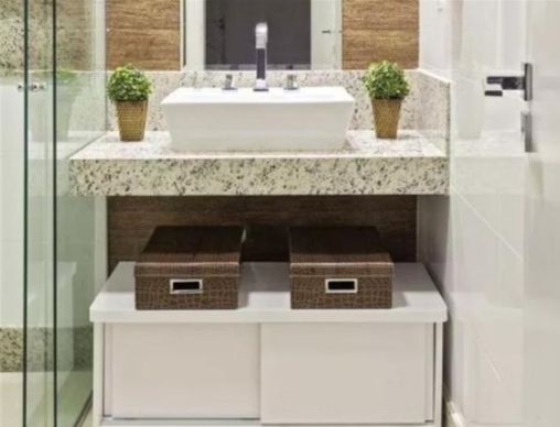 歐式實(shí)木浴室柜：衛(wèi)生間別裝浴室柜了！換成一塊板+移動(dòng)立柜，收納靈活還省地兒