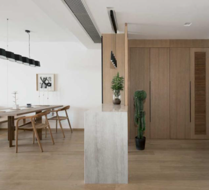 極家精裝房軟裝：對精裝法式進(jìn)行拆改，去除繁瑣裝飾，搖身變成清新原木風(fēng)