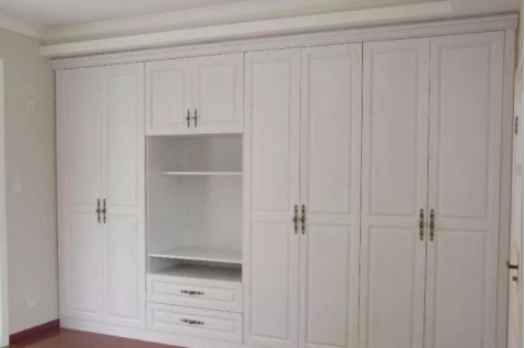 整體衣柜加盟：木工打制衣柜和定制衣柜哪個(gè)貴？