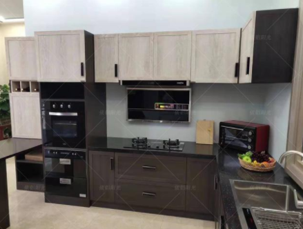 沈陽實木整體櫥柜：全鋁櫥柜和實木櫥柜相比，它的優(yōu)勢究竟在哪呢？