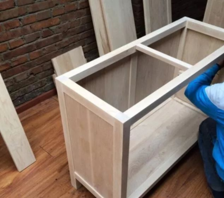 櫥柜臺(tái)面材料價(jià)格：櫥柜用鋁合金框架還是木質(zhì)框架好？