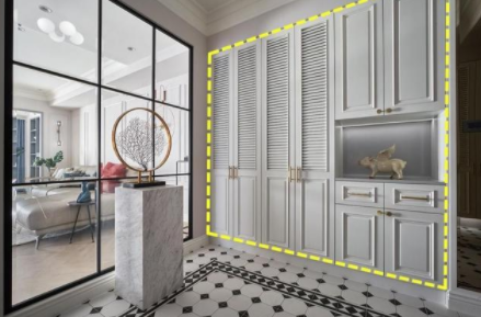 衣帽間裝修設(shè)計：玄關(guān)中間放吧臺，配上頂柜后，儲物效果堪比衣帽間