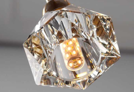 家裝案例知識(shí)：家裝客廳吊燈選什么材質(zhì)的好呢？