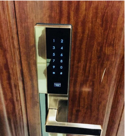 【時(shí)尚家居裝修設(shè)計(jì)】淺談家居裝修，智能鎖與機(jī)械鎖不得不說的爭執(zhí)