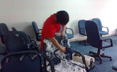 【折疊椅子爆炸】如何深層次的清潔椅子呢？椅子爆炸是什么原因造成的？