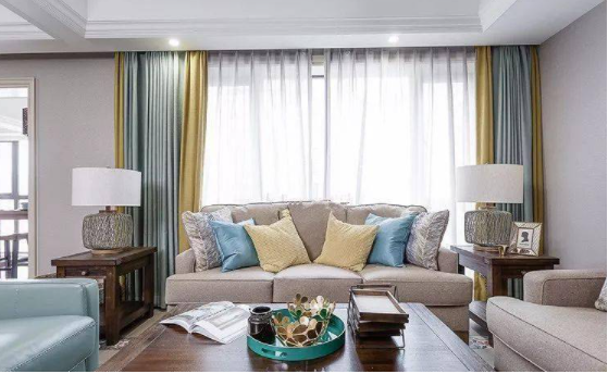 【家居窗簾布藝加盟】家庭輕奢風(fēng)格窗簾，家居布藝的軟裝搭配技巧