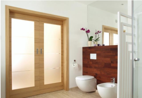 浴室玻璃門安裝：衛(wèi)生間門怎么選？全木門和半玻璃門有何區(qū)別？